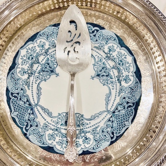 O3- Vintage 1951 Wm Rogers Silverplate Cake Pie Server Magnolia Pattern - Picture 2 of 10